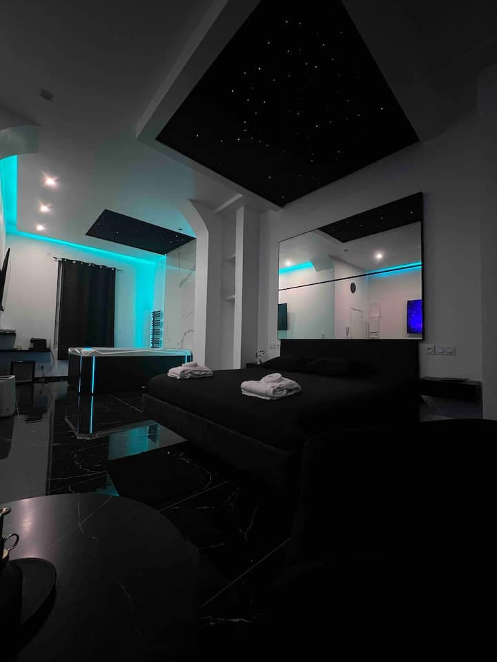 La Perle Noire strip club in Rouen, France